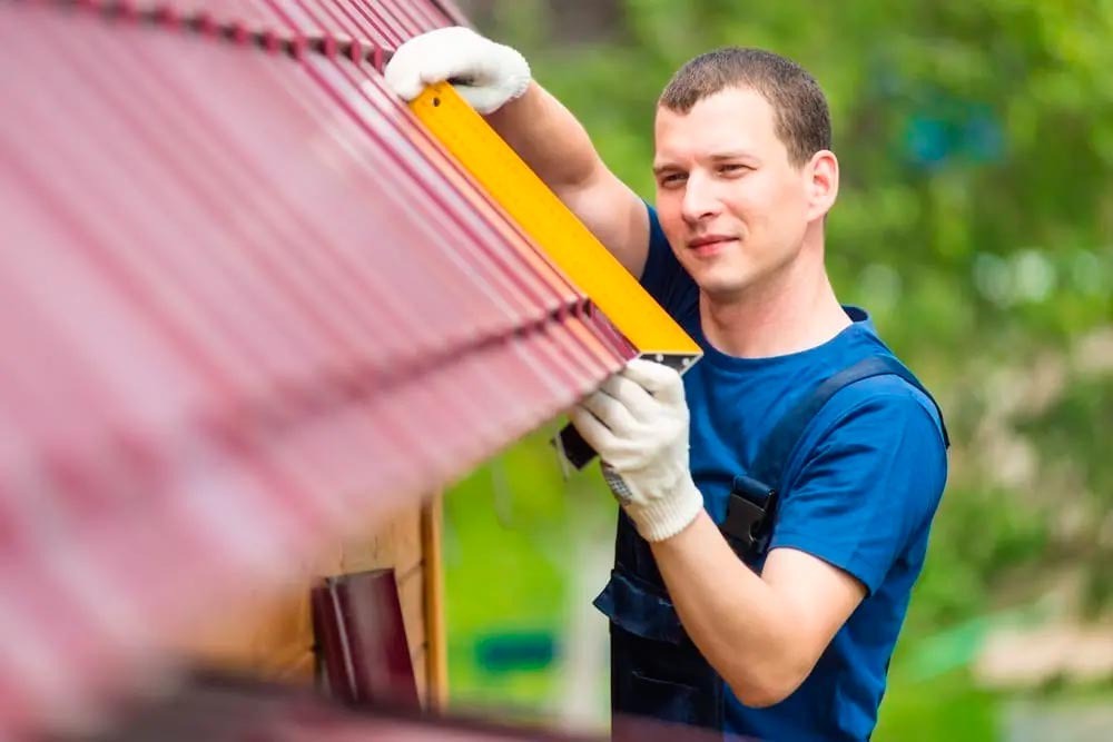 roofer measuring